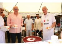 Başkan Özçelik kazanın başına geçip vatandaşlara aşure ikram etti