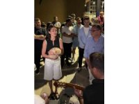 Şarkıcı Elif Buse Doğan’ın darbukalı, ıslıklı mini konseri vatandaşların beğenisi topladı