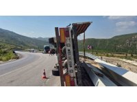 Antalya-Konya yolunda devrilen tırın sürücüsü yaralandı