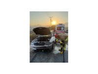 Antakya’da otomobilin motorundan alevler yükseldi