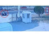 Yol kenarındaki tabelaya çarpan motosikletli kask sayesinde hayata tutundu