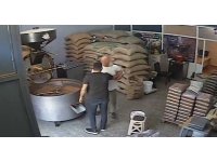 Kahve borcu yüzünden toptancıyı iş yerinde darbetti