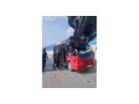 Mersin’de minibüs ile vinç çarpıştı: 1 yaralı