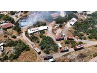 İnşaat malzemelerinin bulunduğu baraka alevlere teslim oldu