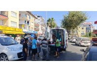 Antalya’da ’U’ dönüşü yapan araçla çarpışan motosikletteki 2 kişi yaralandı