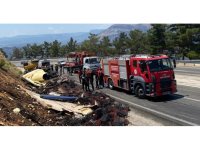 Devrilen kamyon hurdaya döndü, sıkışan sürücü kurtarıldı