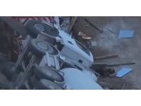 Yolda oluşan çökme nedeniyle beton mikseri devrildi: 1 yaralı