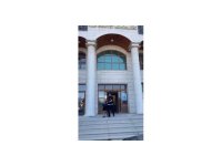 Ayrılmak istediği için evlatlarının önünde eli bıçaklı kocası tarafından öldüresiye dövüldü