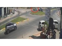 Kaza yapan motosiklet sürücüsü sinirini otomobilin camından çıkardı