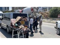 Ambulansın karıştığı kazada sağlık personeli hastayı battaniyeyle güneşten korudu