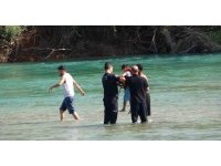 Irmak ortasındaki adacıkta mahsur kalan 4 kişi ekipler tarafından kurtarıldı