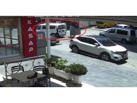 Kontrolden çıkan çöp konteyneri caddeye dalıp araca çarptı: O anlar kamerada