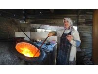 Ekmek parasını kavurucu sıcakta tandır ateşinin içinden çıkaran kadınlar sıcağa dayanabilmek için litrelerce su tüketiyorlar