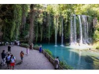 Düden Şelalesi sıcak Antalya günlerinde ziyaretçilerine serin mola mekanı oldu