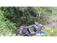 Otomobille çarpışan hafif ticari araç dereye uçtu: 7 yaralı