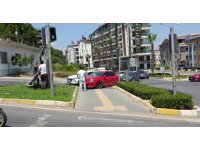 Otomobil yaya geçidine çıktı, 2 kişi yaralandı