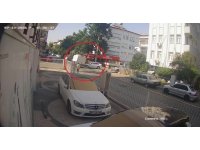 Kamyonet ile otomobil kavşakta çarpıştı, vatandaşlar ’sürekli kaza oluyor’ diyerek önlem alınmasını istedi