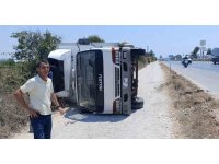 Devrilen kamyondan burnu kanamadan çıktı, aracının başında ekipleri bekledi