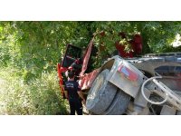 Devrilen çekici çınar ağacına takıldı sürücü araç içinde sıkıştı