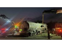 Erzin’de yakıt yüklü tanker devrildi
