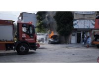 Osmaniye’de park halindeki hafif ticari araç yandı
