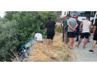 Sürücüsüyle şarampolde asılı kalan otomobil, beton mikserine halatla sabitlendi