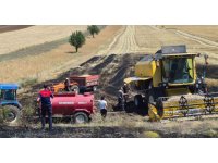 Tarladaki hasat sırasında biçerdöverin çıkardığı yangın, köyde bekletilen su tankeriyle söndürüldü