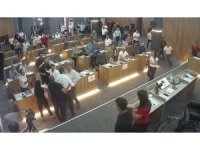 CHP’li belediye başkanının AK Partili meclis üyesinin üzerine yürüdüğü anlar kamerada