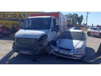 Kamyonet ile otomobilin çarpışma anı kamerada: 2 yaralı
