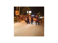 Önündeki motosiklete çarpmamak için direksiyonu kırdı, takla attı