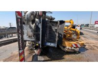 Beton pompası kamyonu bariyerlere çarpıp yan yattı