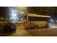 Ters yönden gelen alkollü sürücü servis minibüsüne çarptı