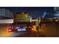Trafik kavgasında ticari taksi sürücüsünün yumruk attığı yaşlı adam yere düştü