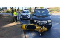 Hafif ticari araç motorlu bisiklete çarptı: 1 yaralı