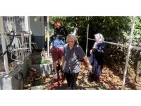 Yaşlı çift alevlerin sardığı evden komşuların uyarısıyla çıktı