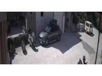Evin avlusundaki ağaç kamyonetin üzerine devrildi