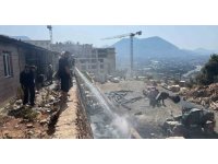 Alanya’da inşaat boruları alev aldı, yangın yatakhaneye sıçradı