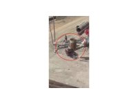 İnşaattaki demir boruları çalan motosikletliler kamerada