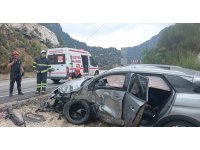 Isparta-Antalya kara yolunda otomobil ile pikap çarpıştı: 4 yaralı