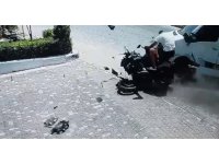 Tur midibüsüyle çarpışan motosiklettekiler yola savruldu