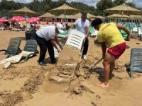 Alanya’da dev dalgalar şezlongları kuma gömdü