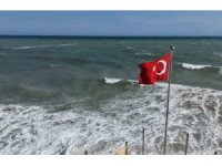 Doğu Akdeniz’de kuvvetli rüzgar: Dalgalar kıyıları dövüyor