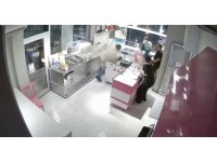 Önce cep telefonundaki kişiye el salladı, sonra tabancayla dondurmacıyı öldürdü
