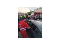 Araçta kilitli kalan çocuk camın kırılmasıyla kurtarıldı