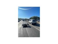 Alanya’da park halindeki otomobile çarpan motosikletteki 2 kişi yaralandı