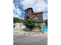 Can güvenliğini tehdit eden bina kontrollü şekilde yıkıldı