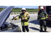 Erzin’de otomobilin motorundan alevler yükseldi