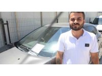 Sürttüğü aracın sahibini bulamayınca ön cama ‘Arabaya hafif sürttüm, lütfen bana ulaşın’ notunu bıraktı