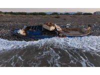 Caretta cerattaların yuvalama alanındaki kıyıya batık tekne vurdu
