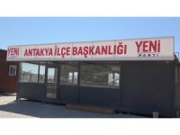 Yeni Parti’nin ilk tabelası Antakya’da konteyner binaya asıldı